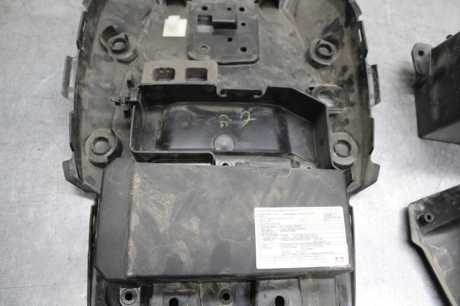 18-24 KAWASAKI NINJA 650 REAR BACK TAIL UNDERTAIL BATTERY TRAY PLASTIC BB725