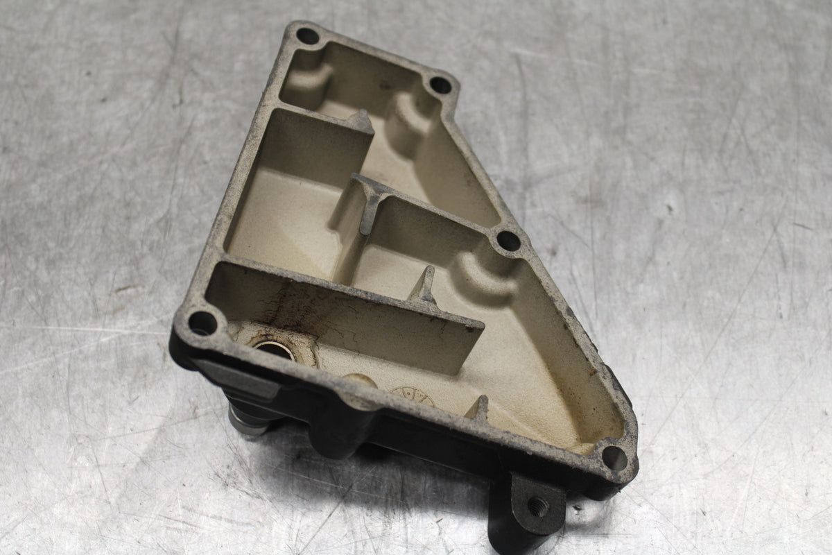 06 YAMAHA YZF R6 ENGINE MOTOR CRANK CASE VENT COVER BB716