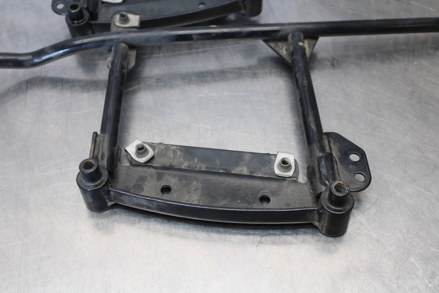 05-06 VICTORY KINGPIN DELUXE SADDLEBAG CASE MOUNTING BRACKET MOUNT BB195
