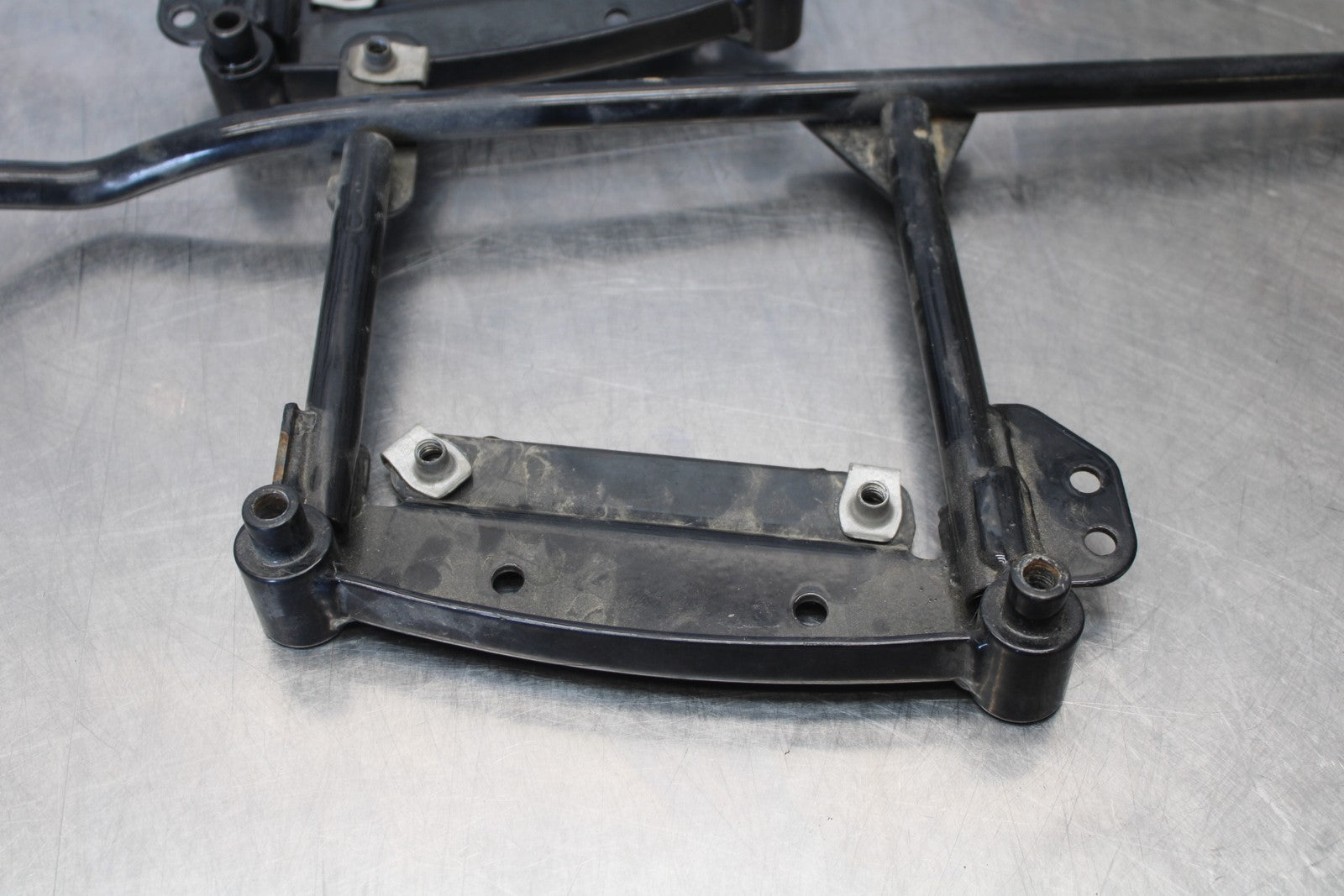 05-06 VICTORY KINGPIN DELUXE SADDLEBAG CASE MOUNTING BRACKET MOUNT BB195