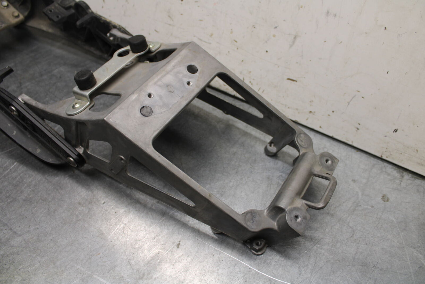 06-07 SUZUKI GSXR750 REAR SUBFRAME SUB FRAME 41211-01H00-YAP 41231-41G10 BB670