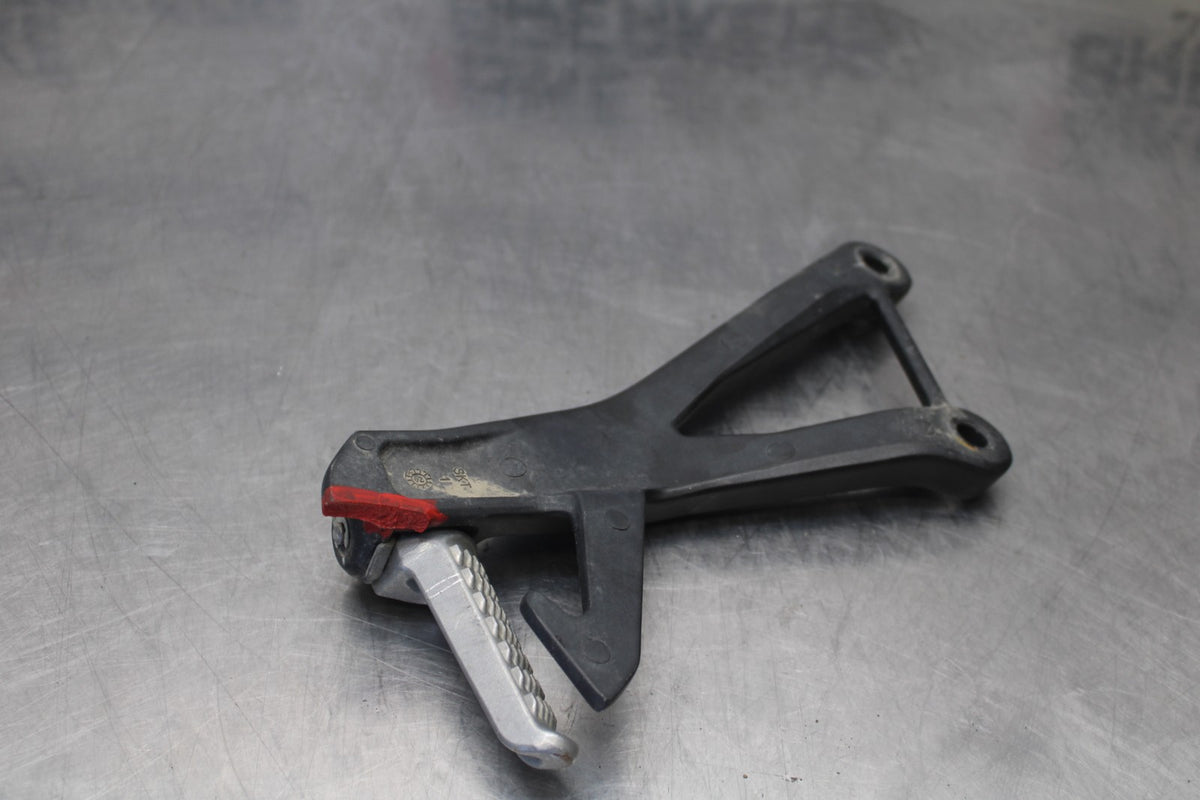 23-26 KAWASAKI NINJA ZX4RR RIGHT REAR BACK PASSENGER PEG BB898