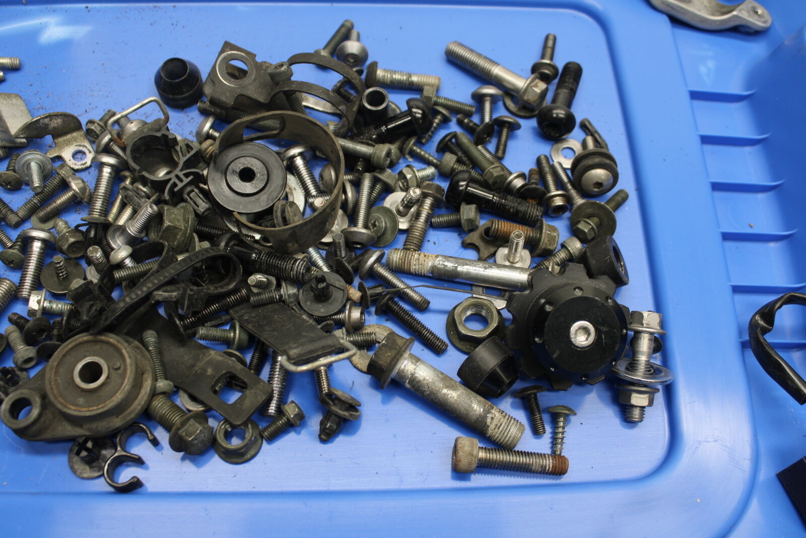 06 YAMAHA YZF R6 MOUNTING BOLTS HARDWARE MOTOR SCREWS BB716