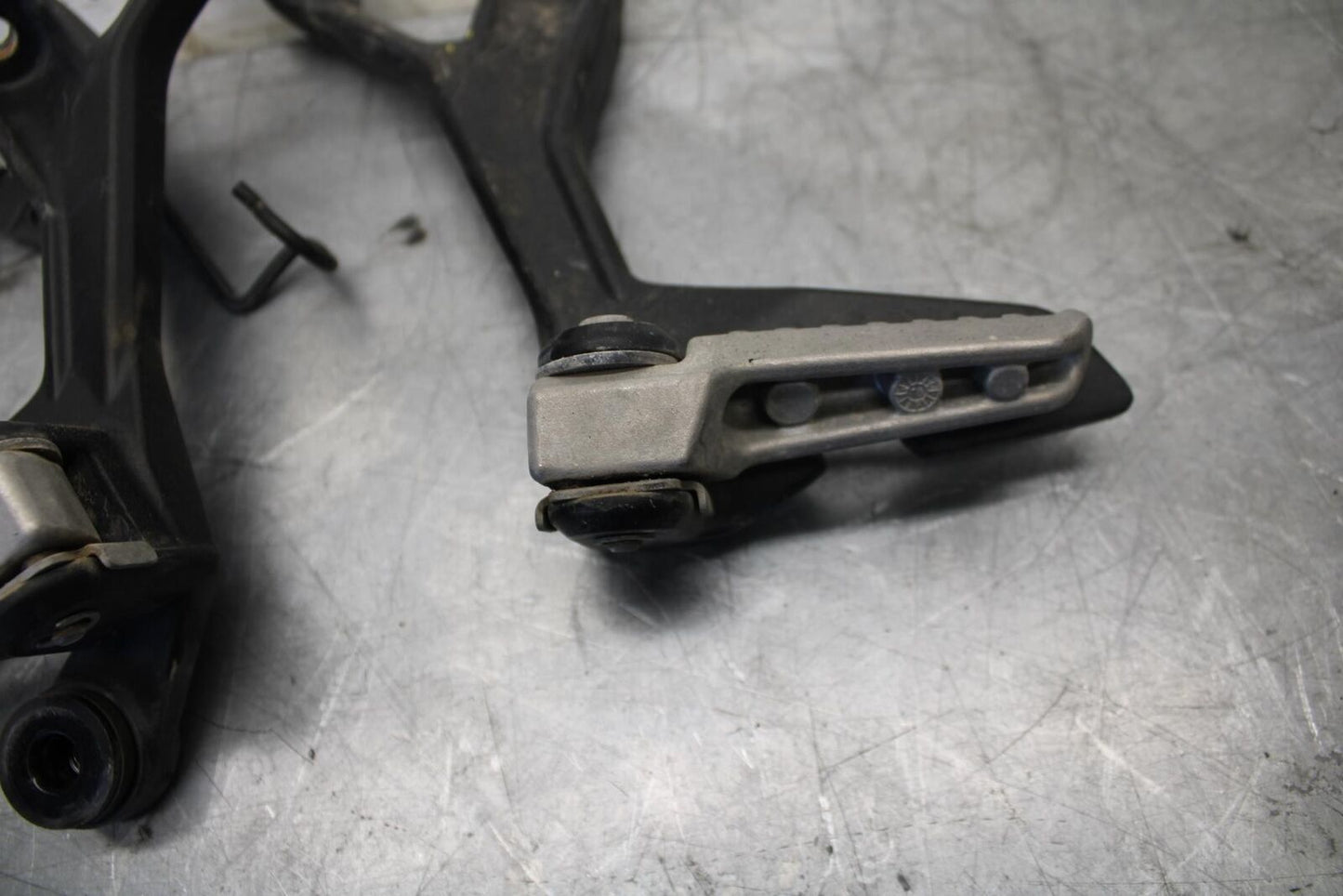 18 KAWASAKI Z 400 REAR BACK PASSENGER PEG SET PAIR BB469