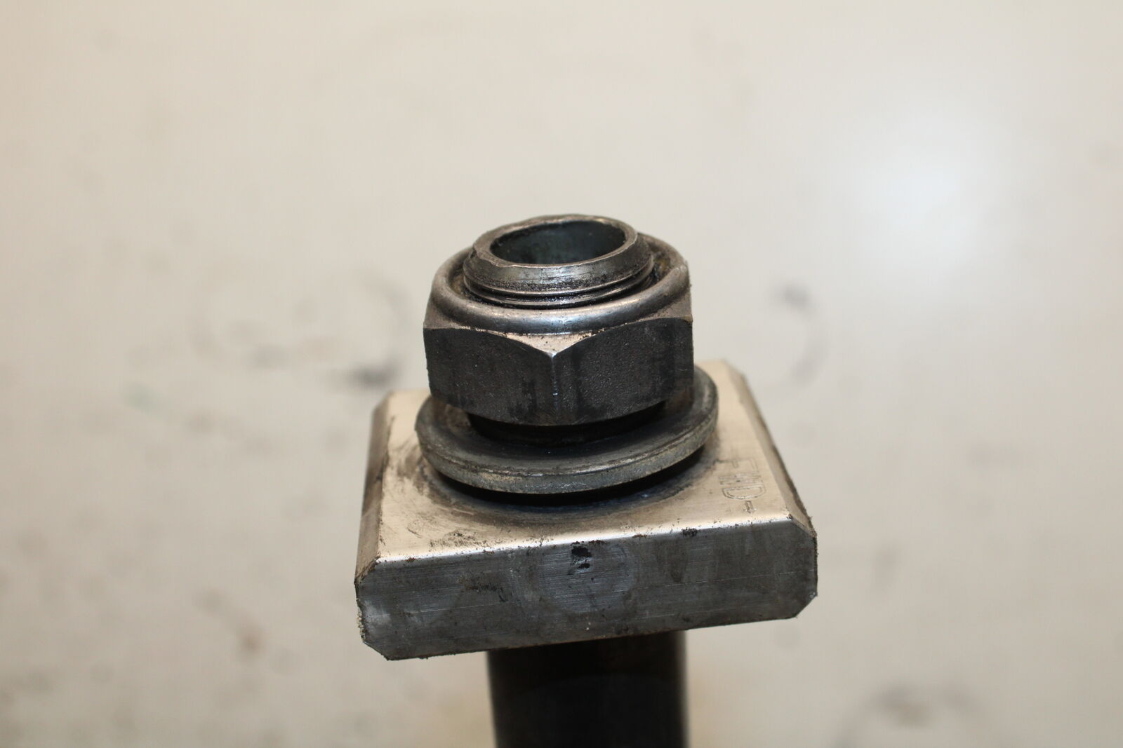 07-08 YAMAHA YZF R1 REAR AXLE BACK WHEEL RIM PIVOT BOLT AXEL BB724