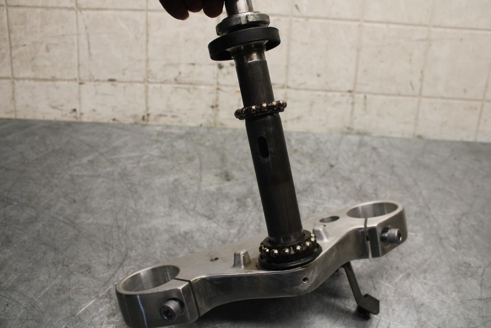 2007 Suzuki Boulevard M50B FRONT FORKS CLAMP LOWER TRIPLE TREE STEM BB537
