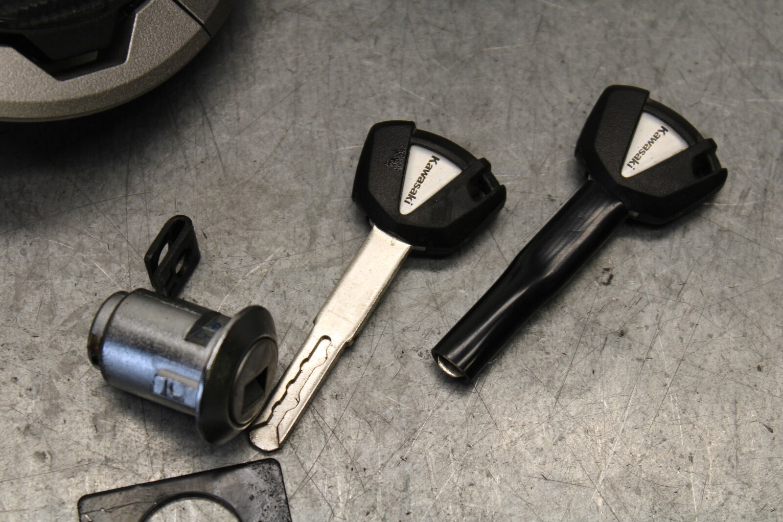 18-23 KAWASAKI NINJA 400 IGNITION LOCK KEY SET W/ GAS CAP AND SEAT LOCK BB660