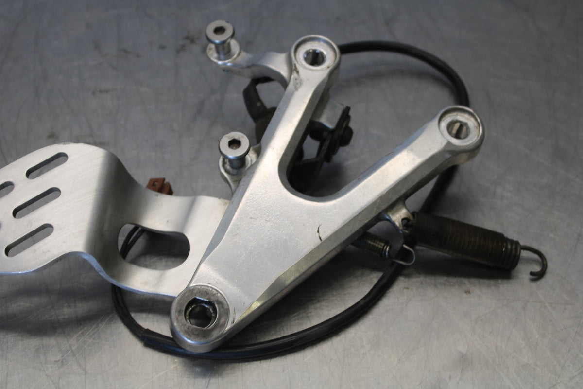 05 YAMAHA YZF R6 RIGHT REARSET REAR SET DRIVER FOOT PEG BRACKET MOUNT BB894
