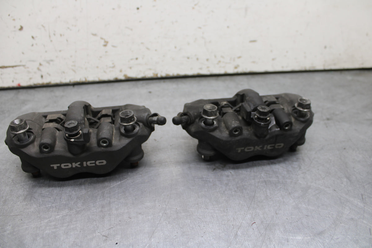 05-06 HONDA CBR600RR RIGHT LEFT FRONT BRAKE CALIPER SET PAIR CALIPERS BB727