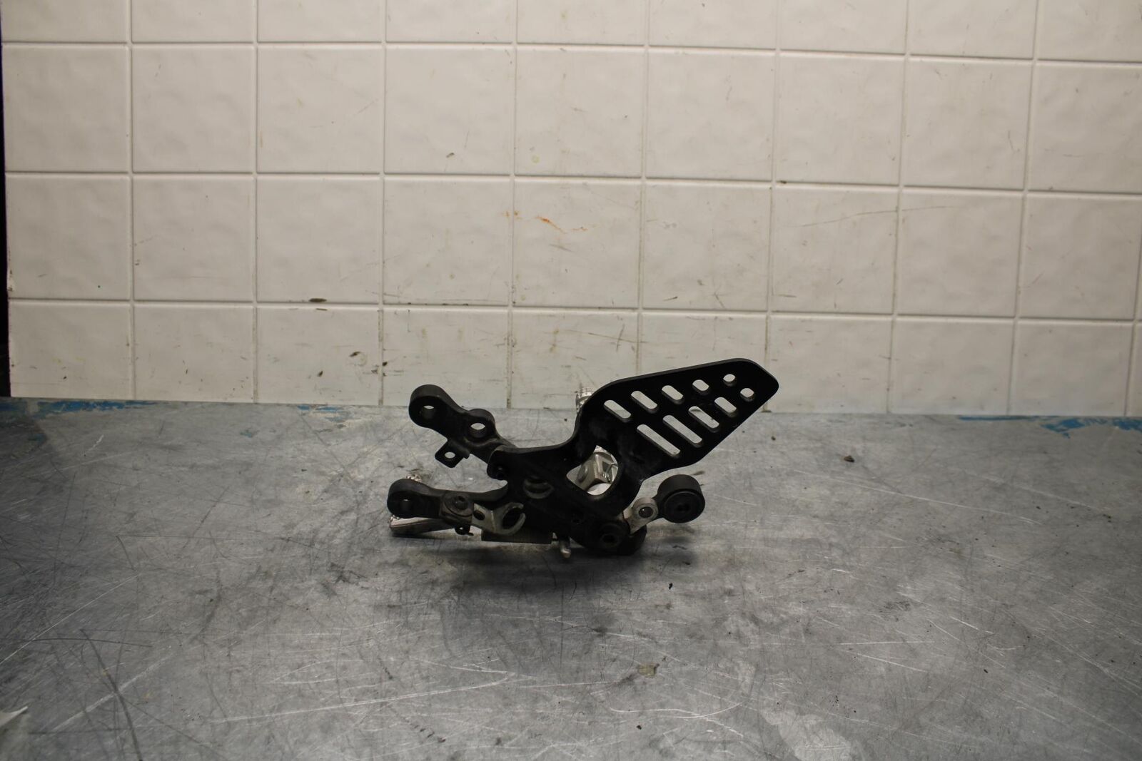 08-16 YAMAHA YZF R6 RIGHT REARSET REAR SET DRIVER FOOT PEG REST STOP BB443