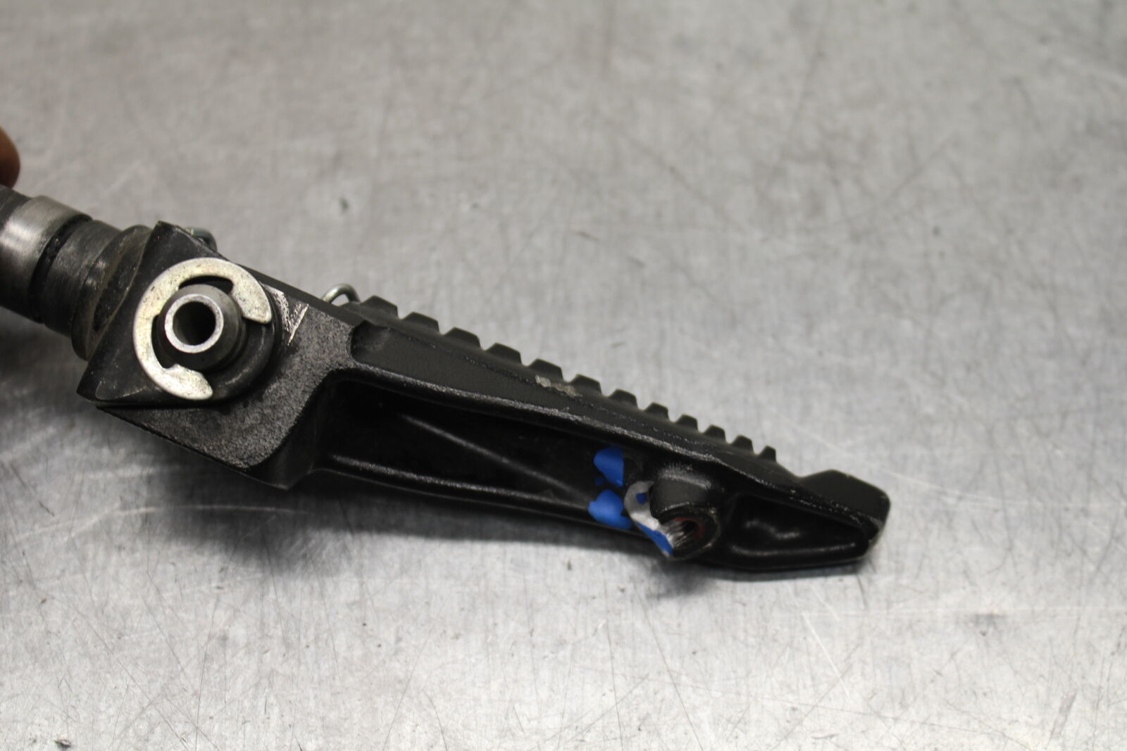 13-17 KAWASAKI NINJA ZX6R ZX636E RIGHT FRONT FOOT REST PEG STEP BB735