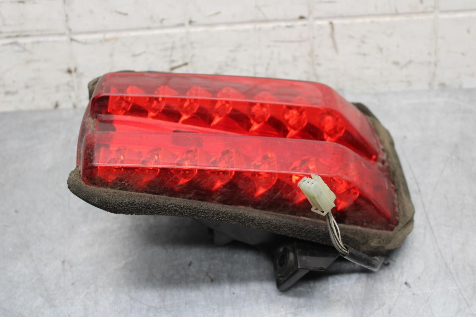 2006 Suzuki SV650S REAR TAIL TAILLIGHT BACK BRAKE LIGHT BB65