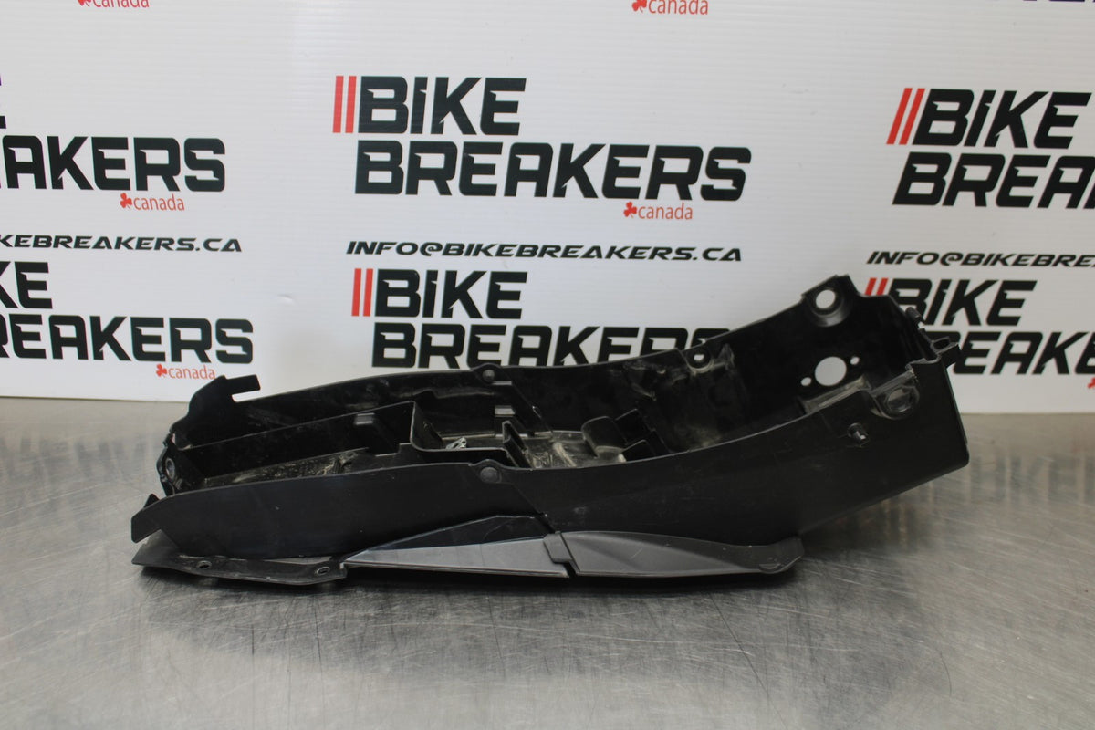 23-24 YAMAHA MT-07 REAR BACK TAIL UNDERTAIL BATTERY TRAY PLASTIC BB194