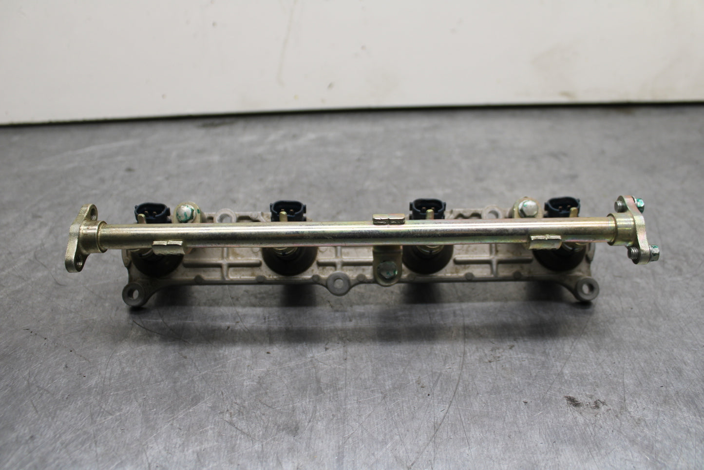 03-04 HONDA CBR600RR SECONDARY FUEL INJECTORS TOP AIRBOX GAS RAIL BB122