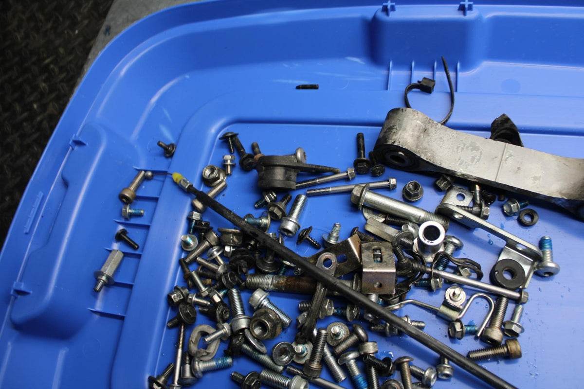 11-22 SUZUKI GSXR 600 LEFTOVER MOUNTING BOLTS HARDWARE MOTOR SCREWS BB485