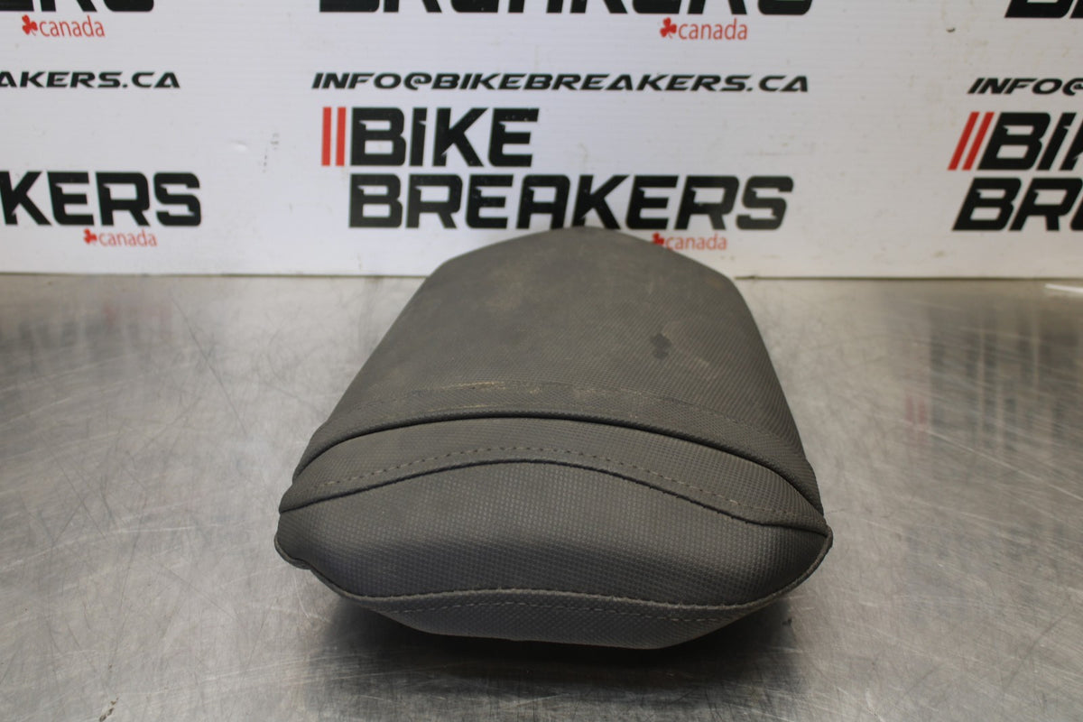 04-06 YAMAHA YZF R1 REAR BACK PASSENGER TANDEM SEAT PAD SADDLE PILLION BB160