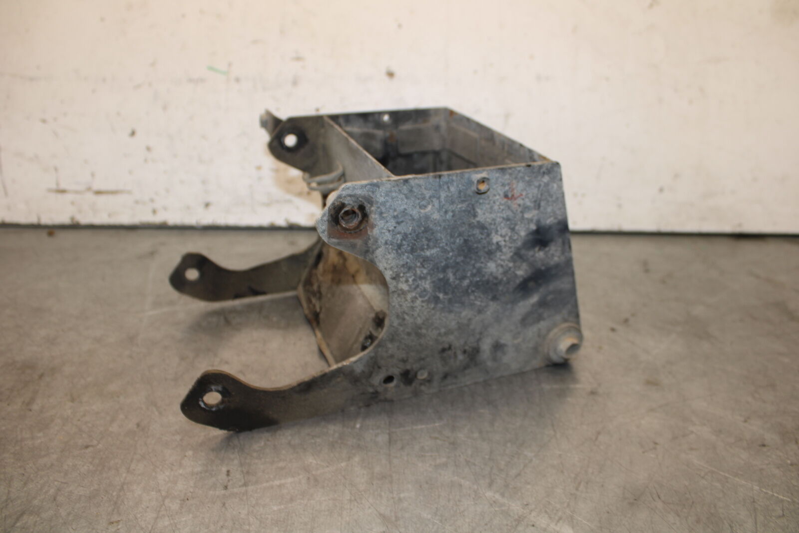 87-03 SUZUKI INTRUDER 1400 VS1400GLP BATTERY TRAY BOX HOLDER BB702