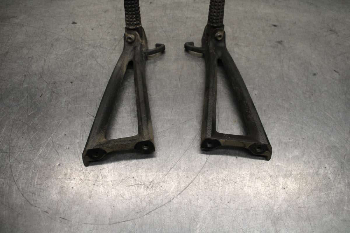 06-07 YAMAHA YZF R6 REAR BACK PASSENGER PEG SET PAIR BB742