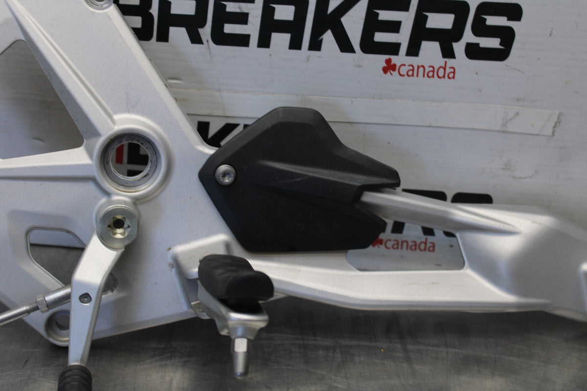 20-23 BMW F900R LEFT REARSET REAR SET FOOT PEG W SHIFTER BB923