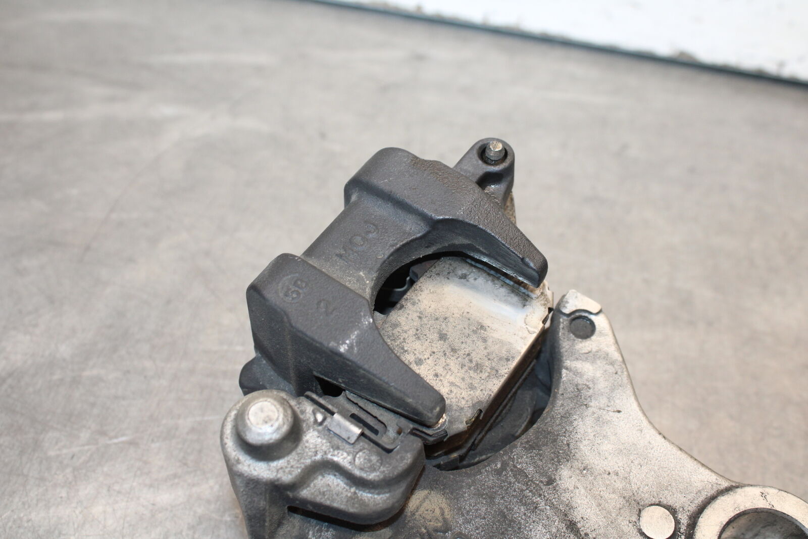 05-06 HONDA CBR600RR REAR BACK BRAKE CALIPER W MOUNT BRACKET BB655