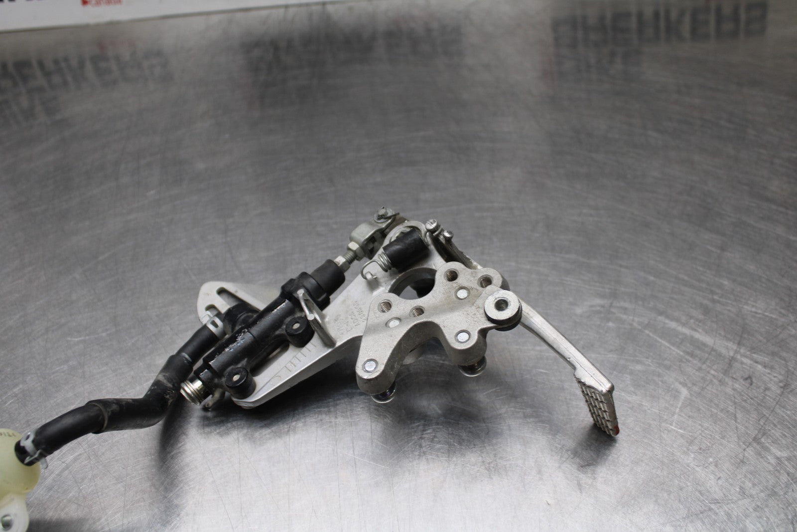 07 SUZUKI GSXR1000 RIGHT REARSET REAR SET DRIVER FOOT PEG REST STOP BB770