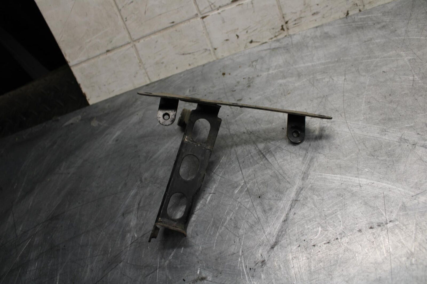 2008 Suzuki GSXR1000 OIL COOLER MOUNTING BRACKET MOUNT SUPPORT BB519