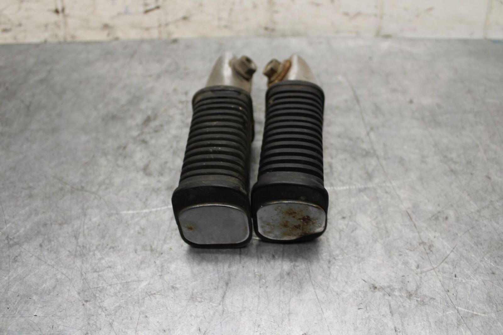 1982 Suzuki GS1100ES REAR BACK PASSENGER PEG SET PAIR BB55