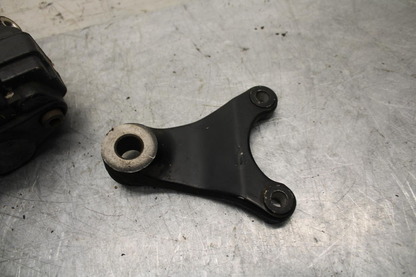 82-83 SUZUKI GS1100GL REAR BACK BRAKE CALIPER W MOUNT BRACKET BB30