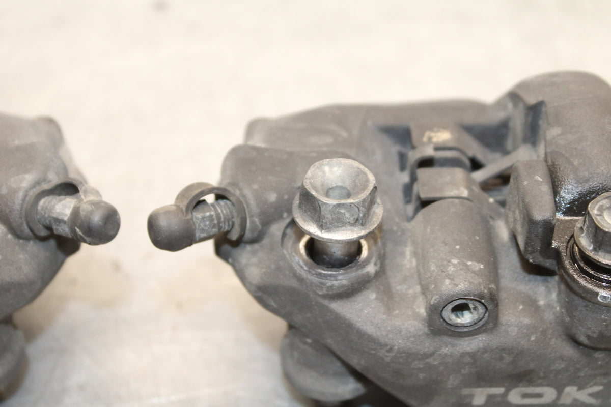 05-06 HONDA CBR600RR RIGHT LEFT FRONT BRAKE CALIPER SET PAIR CALIPERS BB727