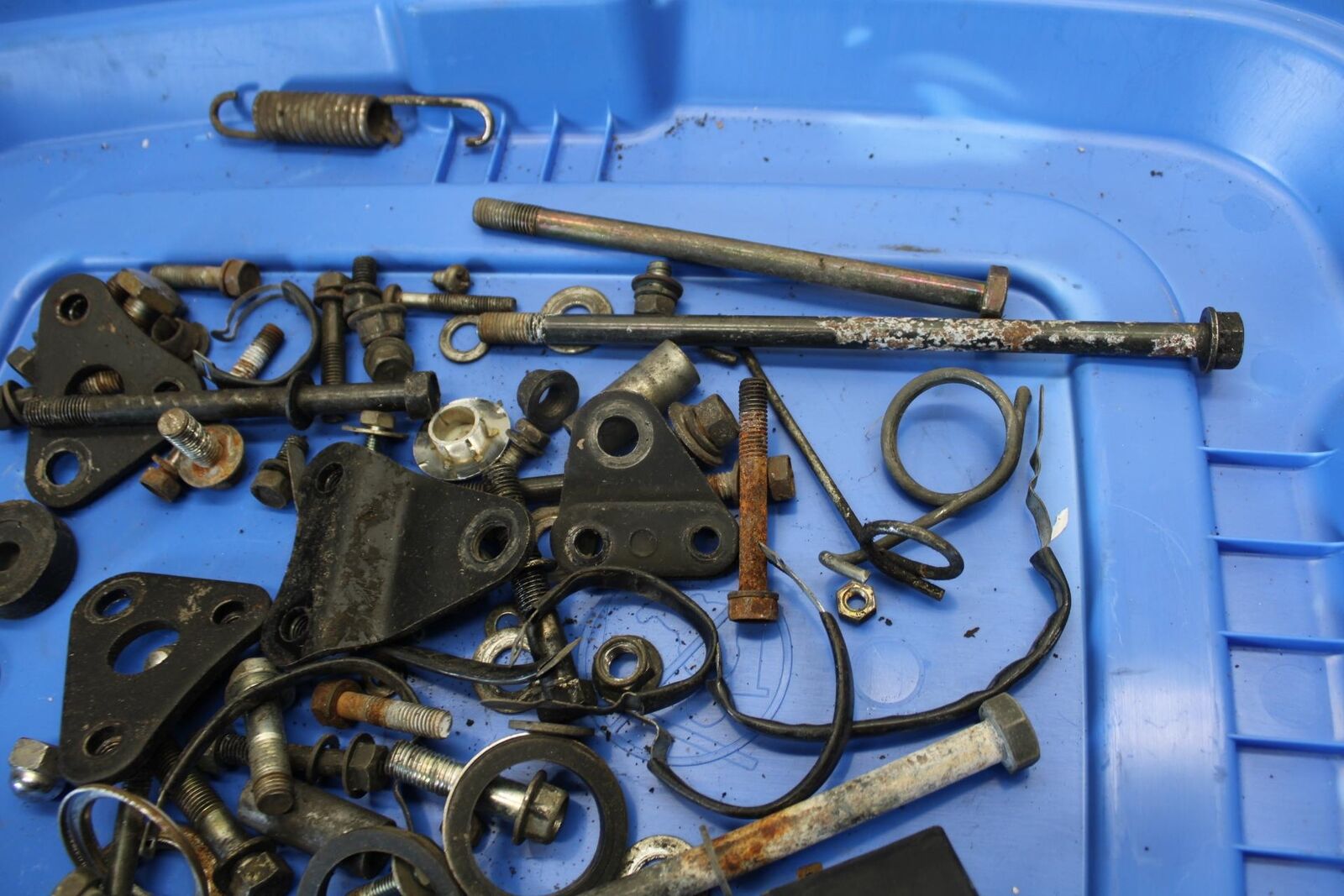 1982 Suzuki GS450L LEFTOVER MOUNTING BOLTS HARDWARE MOTOR SCREWS BB52