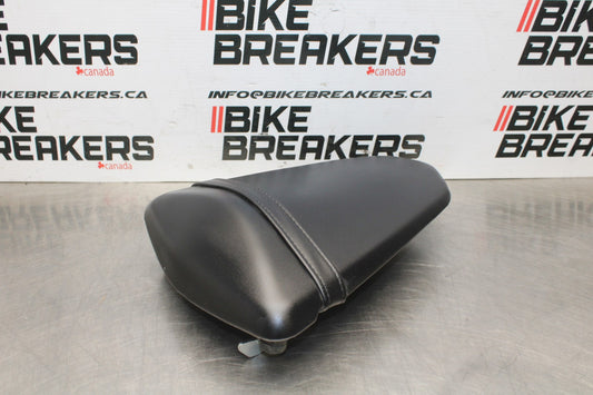 23 YAMAHA YZF R3 REAR BACK PASSENGER TANDEM SEAT PAD SADDLE PILLION BB806