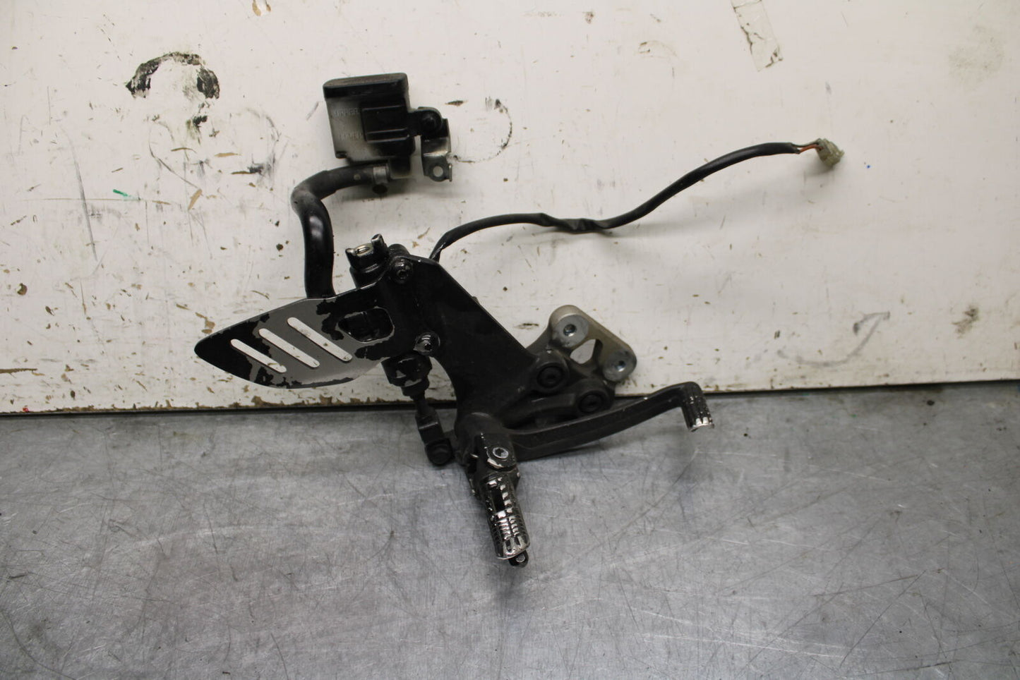 06-07 SUZUKI GSXR 600 RIGHT REARSET REAR SET DRIVER FOOT PEG REST STOP BB737