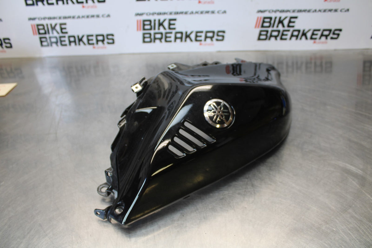 22-25 YAMAHA YZF R7 RIGHT GAS TANK FUEL CELL PANEL COVER TRIM COWL BB176
