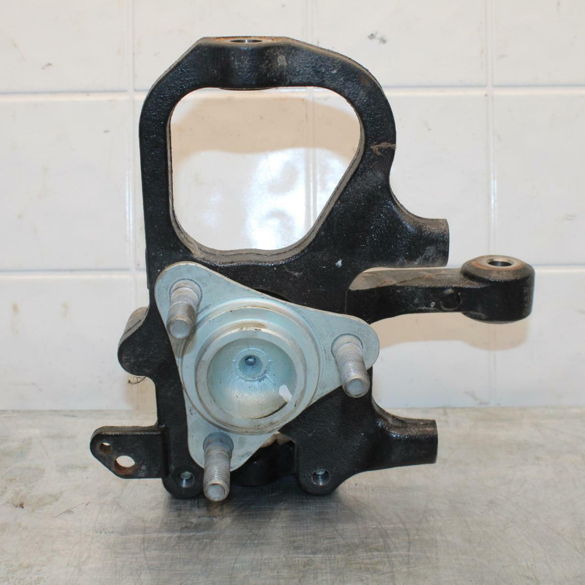 10-12 CAN AM SPYDER RT FRONT LEFT WHEEL SPINDLE KNUCKLE BB415