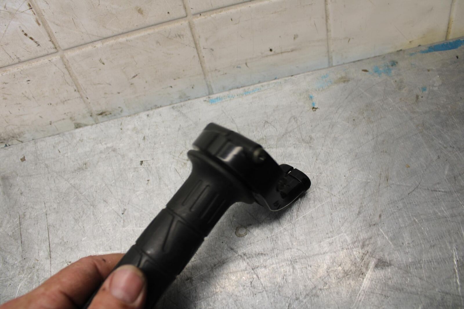 2002 Kawasaki Ninja ZX12R ZX1200B THROTTLE CABLE LINE HOUSING GUIDE BB48