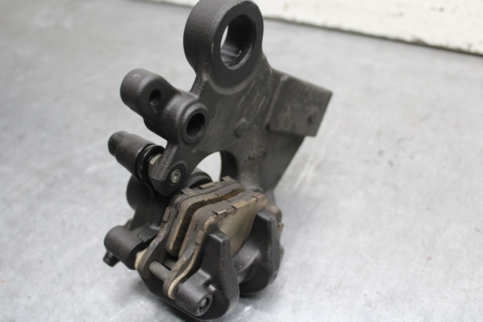 13-18 KAWASAKI NINJA ZX6R REAR BRAKE CALIPER W MOUNT BRACKET 43080-0114-DJ BB666