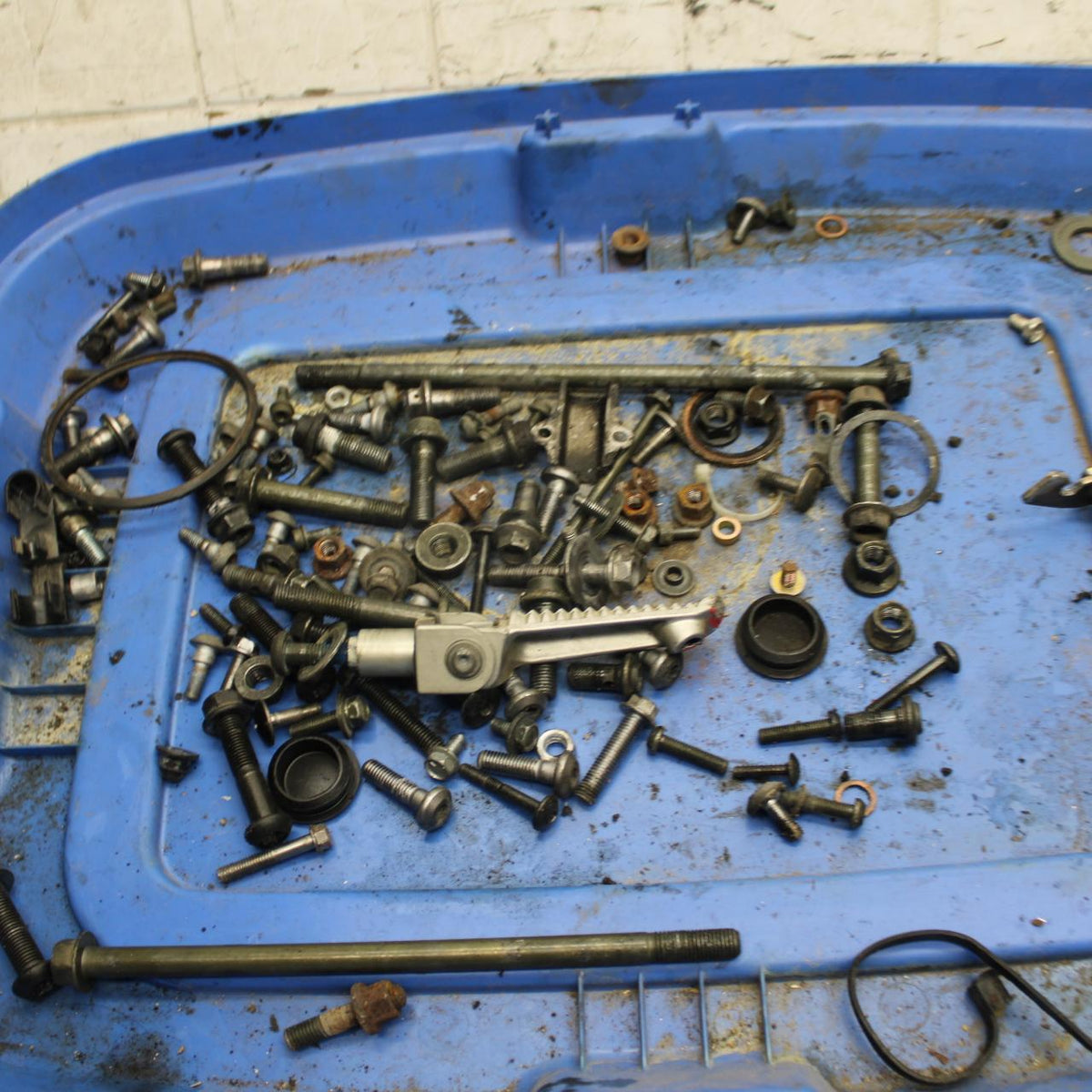 2003 Yamaha YZF R6 LEFTOVER MOUNTING BOLTS HARDWARE MOTOR SCREWS BB539