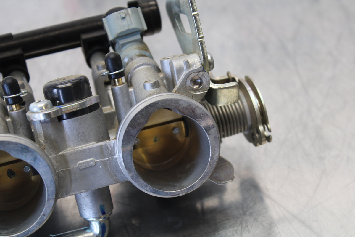 23 YAMAHA YZF R3 MAIN FUEL INJECTORS / THROTTLE BODIES BB147