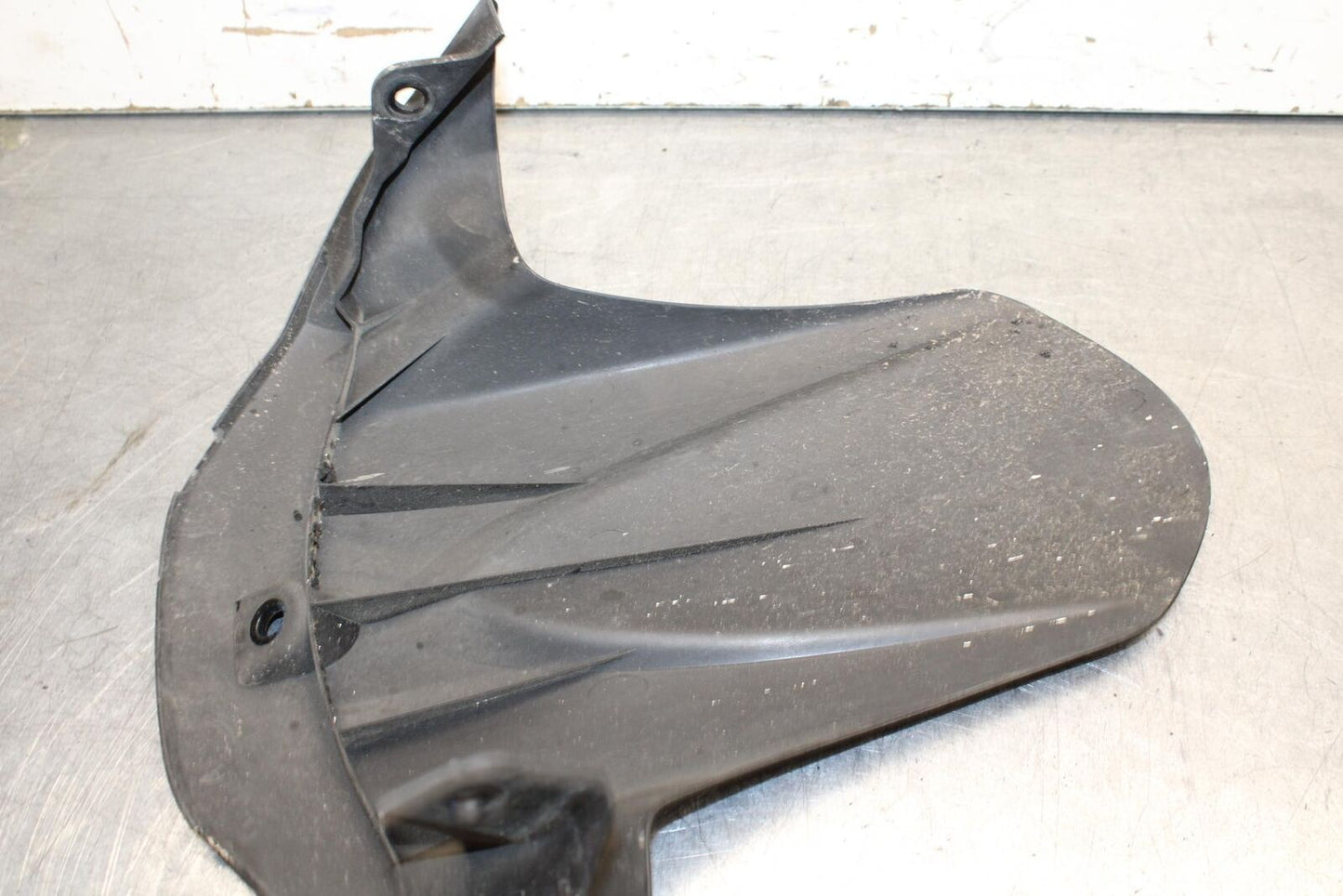 11-23 SUZUKI GSXR 750 REAR BACK WHEEL TIRE HUGGER FENDER BB630