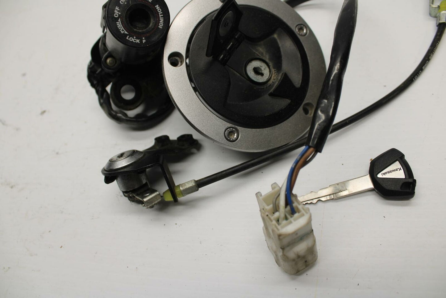 11-12 KAWASAKI Z1000 IGNITION LOCK KEY SET W/ GAS CAP AND SEAT LOCK BB249