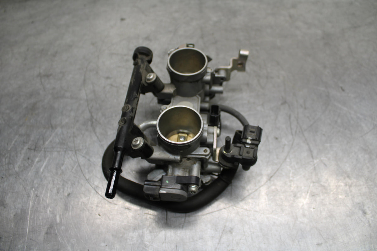 19-22 KAWASAKI Z400 MAIN FUEL INJECTORS / THROTTLE BODIES BB738