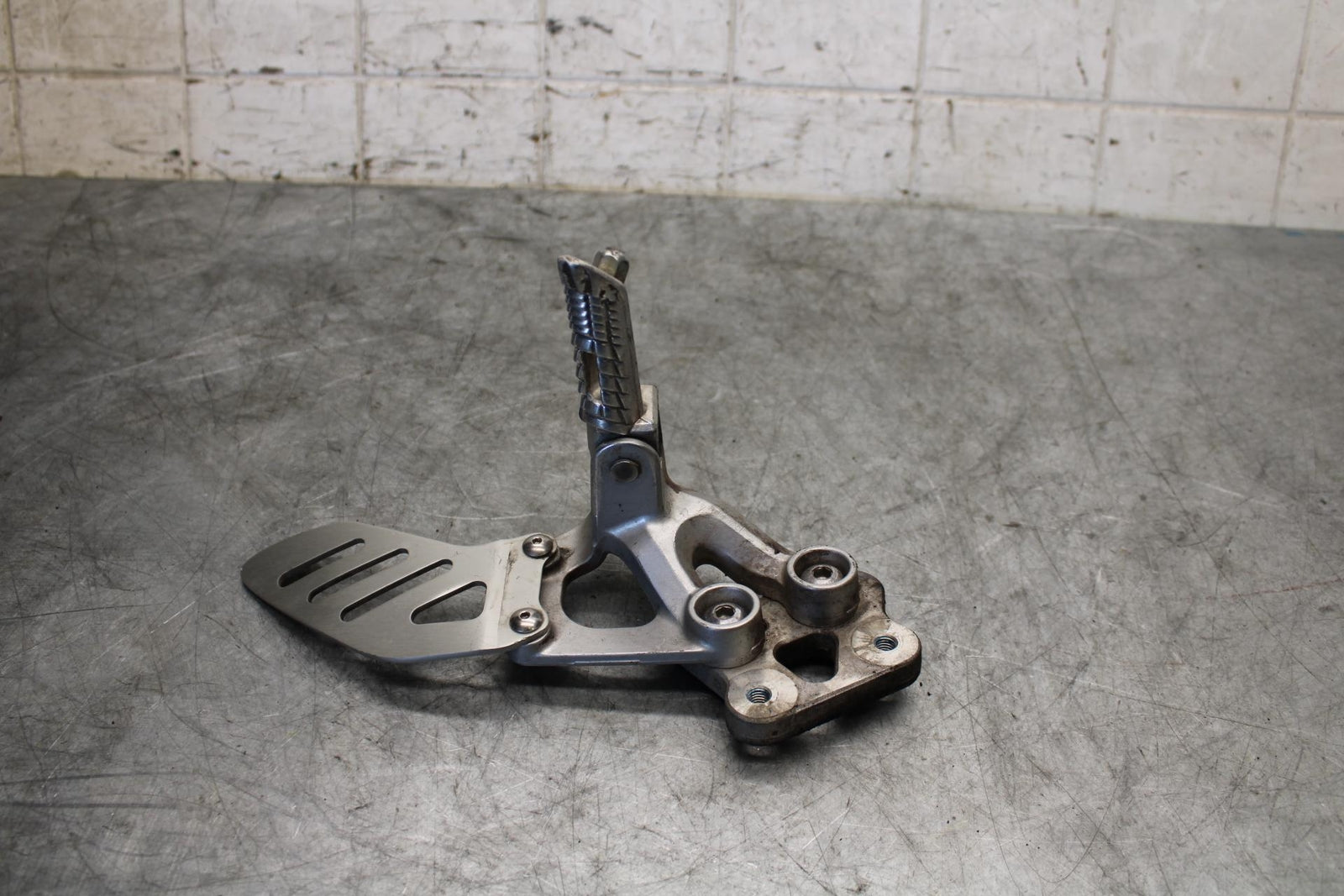 06-07 SUZUKI GSXR750 LEFT REARSET REAR SET DRIVER FOOT PEG REST STOP BB543
