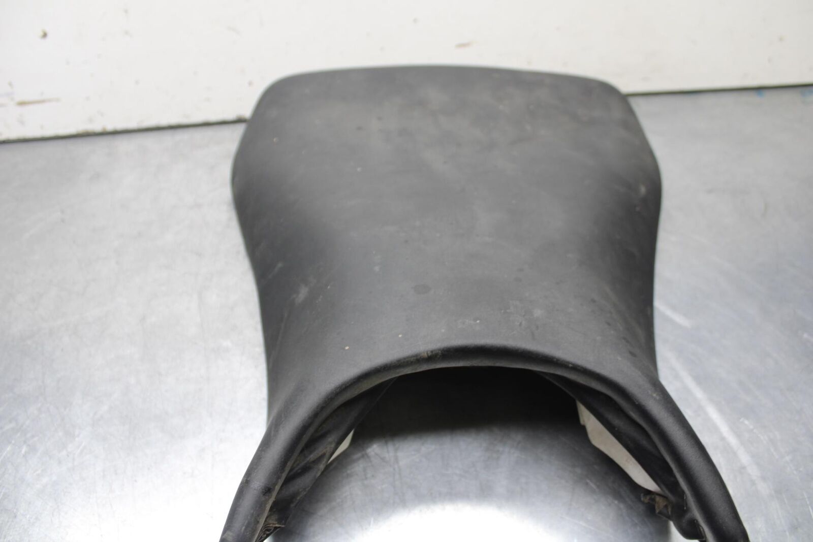 06 YAMAHA YZF R6 FRONT DRIVERS SEAT PAD SADDLE PILLION 2C0-24710-00-00 BB622