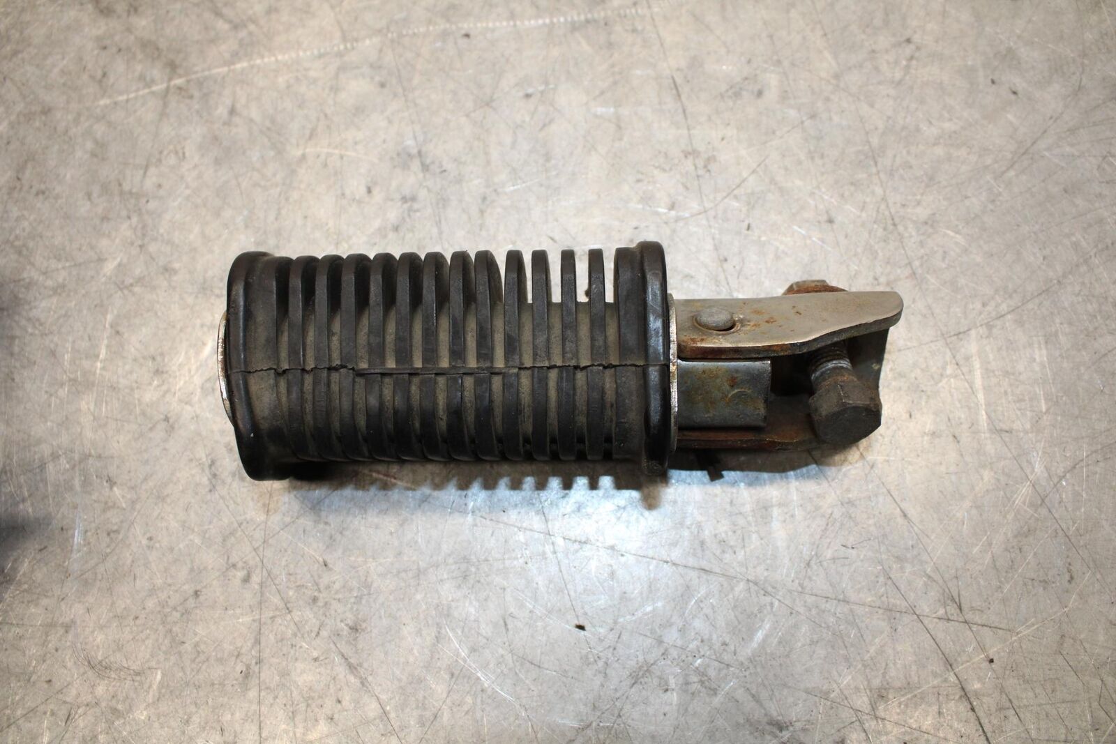 1982 Suzuki GS1100ES REAR BACK PASSENGER PEG SET PAIR BB55