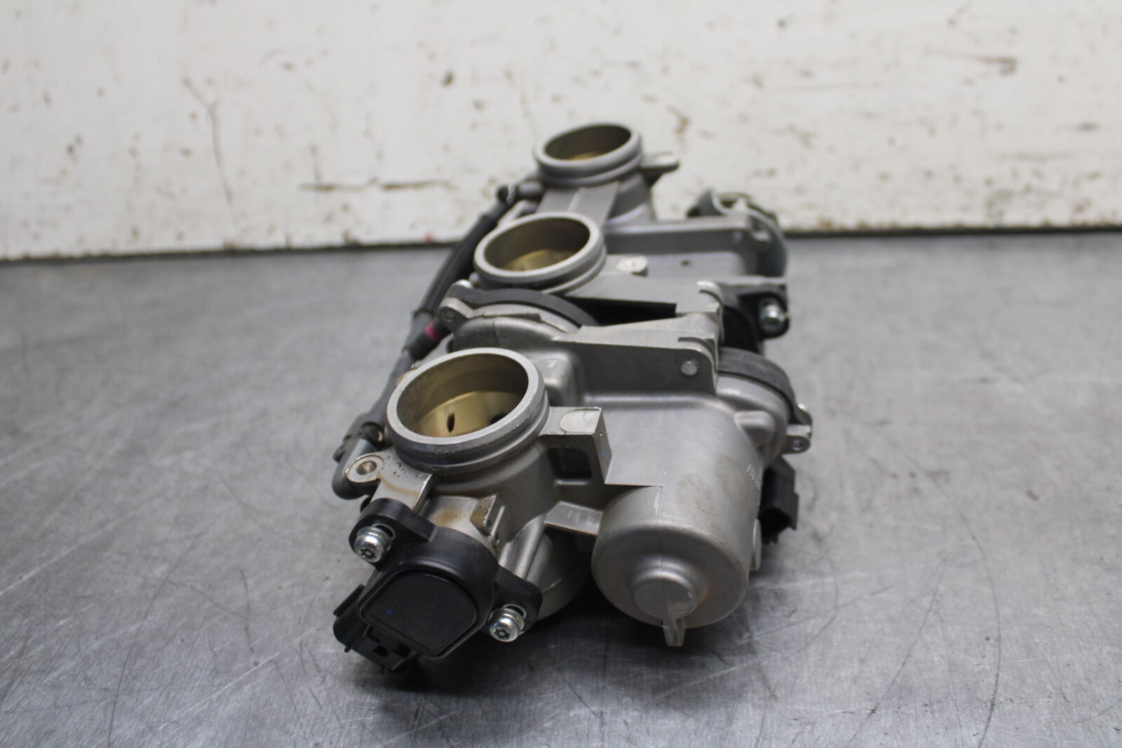 14-17 YAMAHA FZ09 MAIN FUEL INJECTORS / THROTTLE BODIES BB111