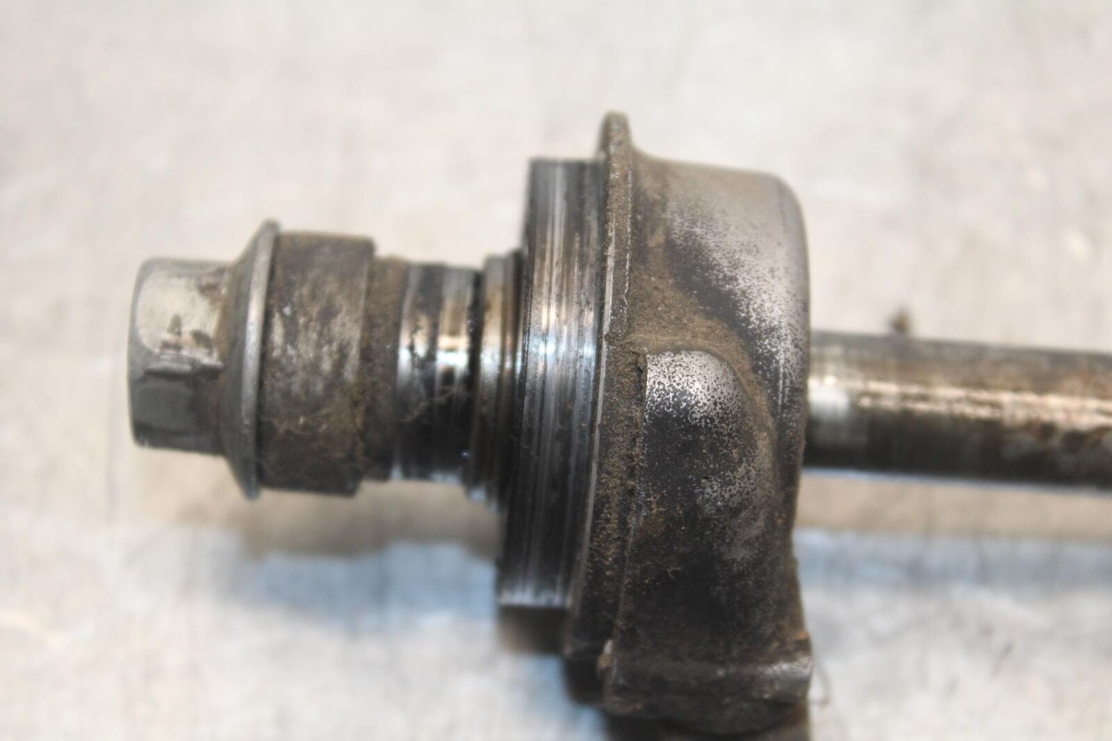 1988 Yamaha FZ600 FRONT WHEEL RIM AXLE PIVOT BOLT 10W-25381-00-00 BB601