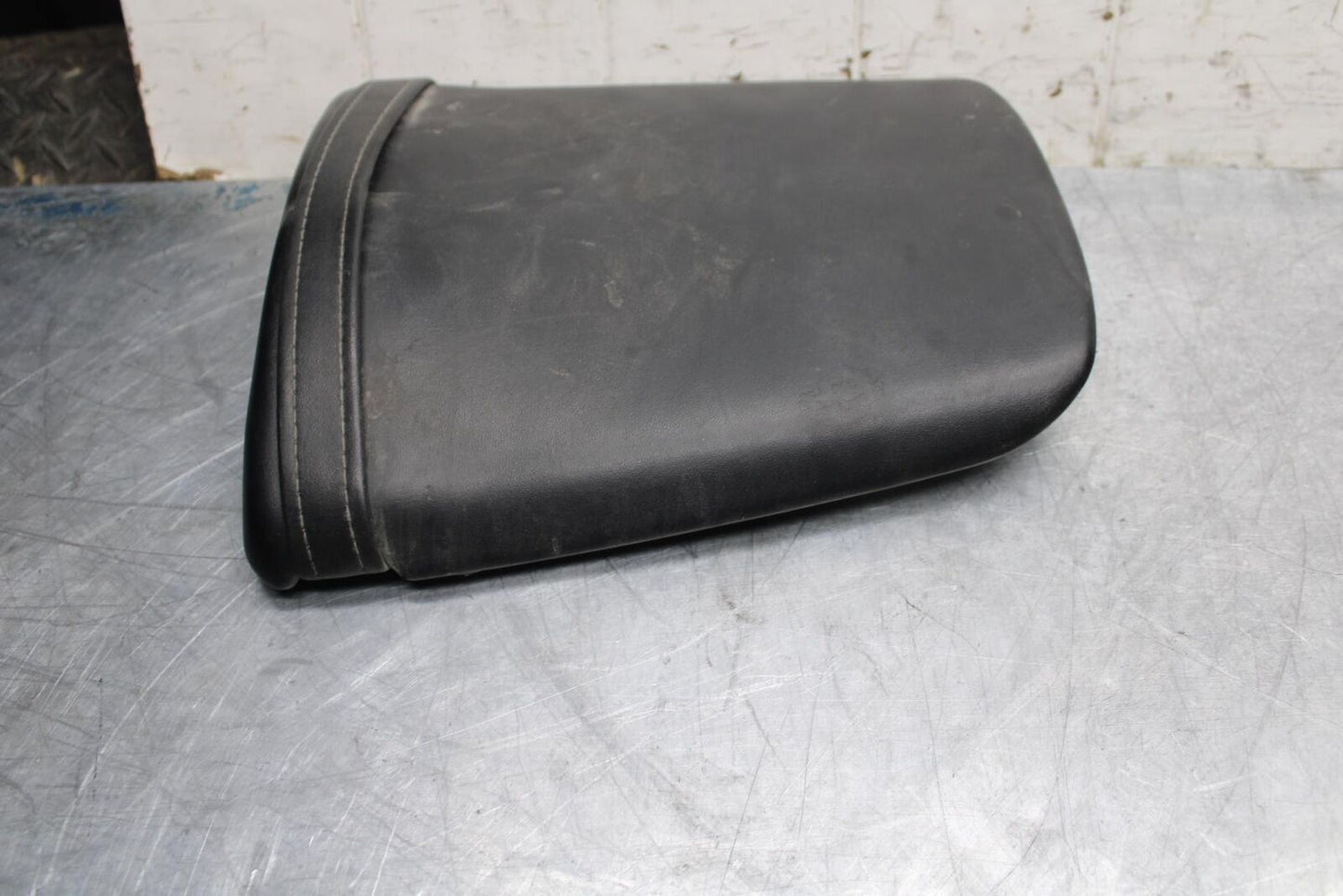05-06 HONDA CBR600RR REAR BACK PASSENGER TANDEM SEAT PAD SADDLE PILLION BB484