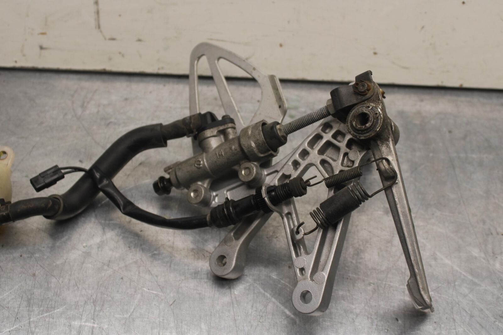 2004 Honda CBR600F4i RIGHT REARSET REAR SET DRIVER FOOT PEG REST STOP BB606