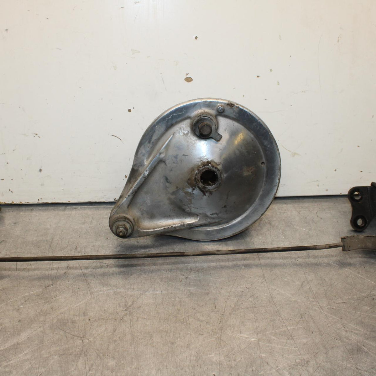 1985 Honda Shadow 500 VT500C REAR BACK BRAKE CALIPER W MOUNT BRACKET BB615