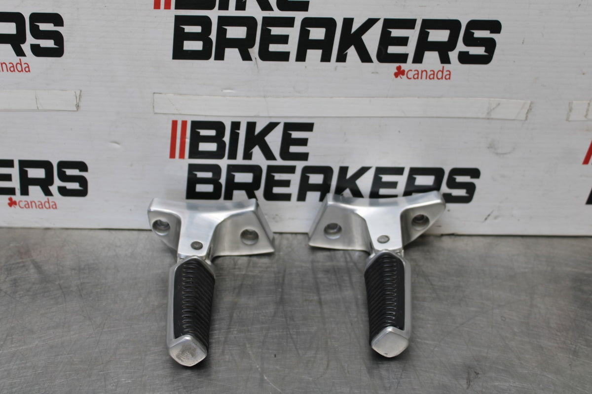 05-09 SUZUKI BOULEVARD C90 REAR PASSENGER FOOT STEP PEG SET PAIR BB918